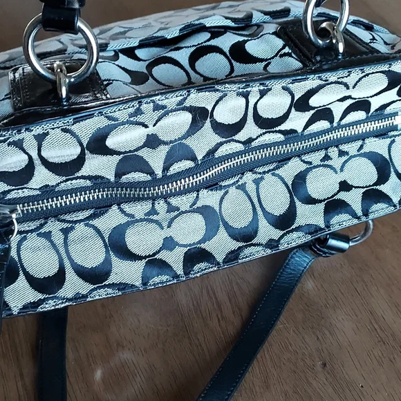 Coach Gallery Signature Tote w/ a Wristlet (RARE) - Picture 11 of 17